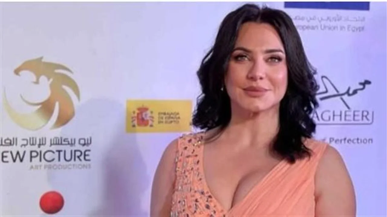 مهرجان أسوان.. سلاف فواخرجي توجه رسائل إنسانية مؤثرة خلال حضورها السينمائي الأخير